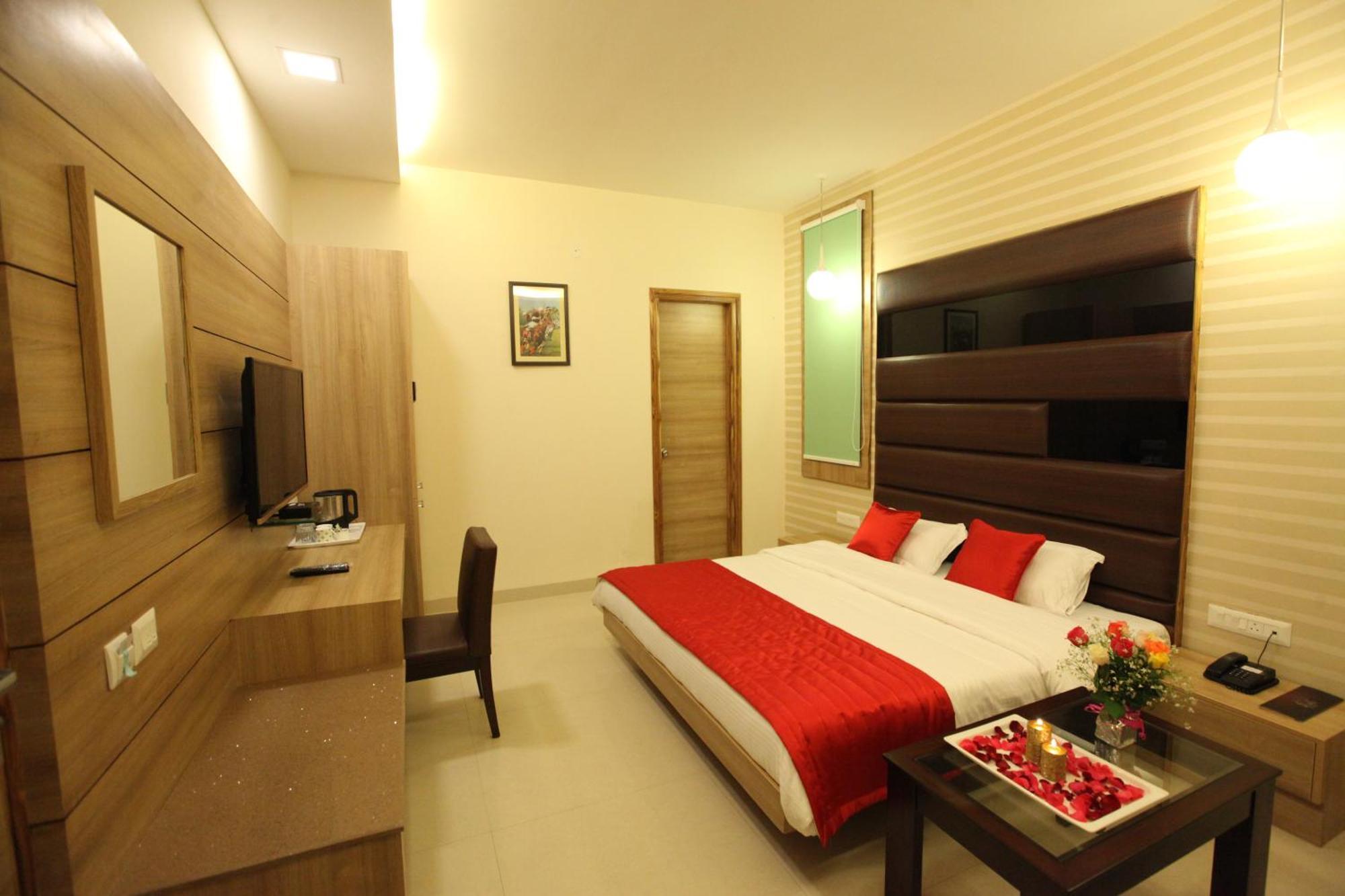 Hotel Golden Fern Patiāla Екстериор снимка